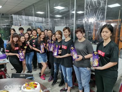 分送小禮給辛苦的媽媽們