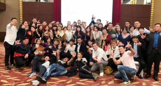 大合照 自已卡好位唷